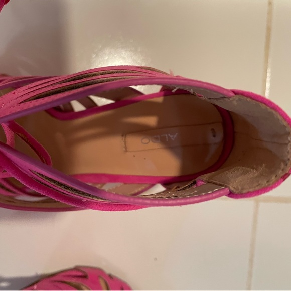 Also bright pink leather sandals. - Picture 3 of 4